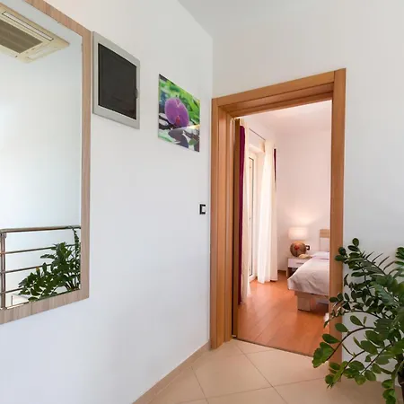 Vakantiehuis 3 Bedroom Cozy In Loborika