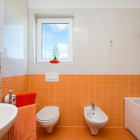 3 Bedroom Cozy In *