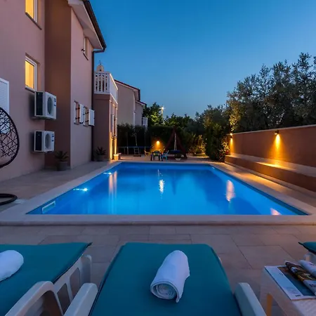3 Bedroom Cozy In Holiday home Loborika