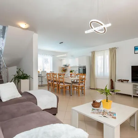 3 Bedroom Cozy In * Loborika