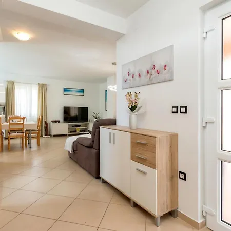 3 Bedroom Cozy In *