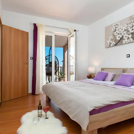 3 Bedroom Cozy In Holiday home Loborika